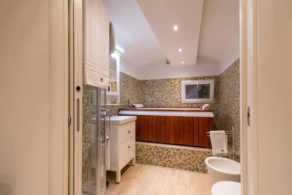Moscova - Garibaldi Lusso, Sauna E Idromassaggio Milan Luaran gambar