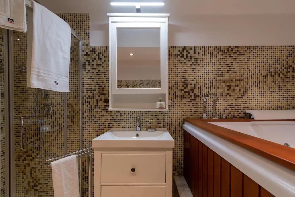 Moscova - Garibaldi Lusso, Sauna E Idromassaggio Milan Luaran gambar